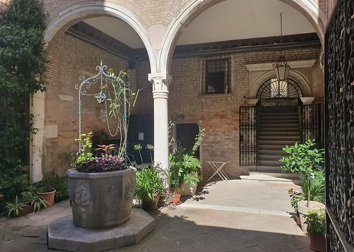 Al Mezzanino, Palazzo Torniello